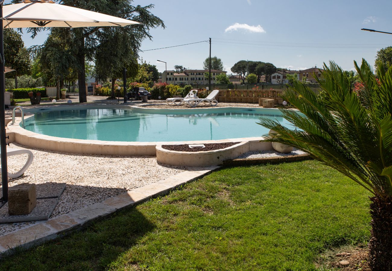 Ferienwohnung in Capannori - Giulia Apartment with Swimming Pool