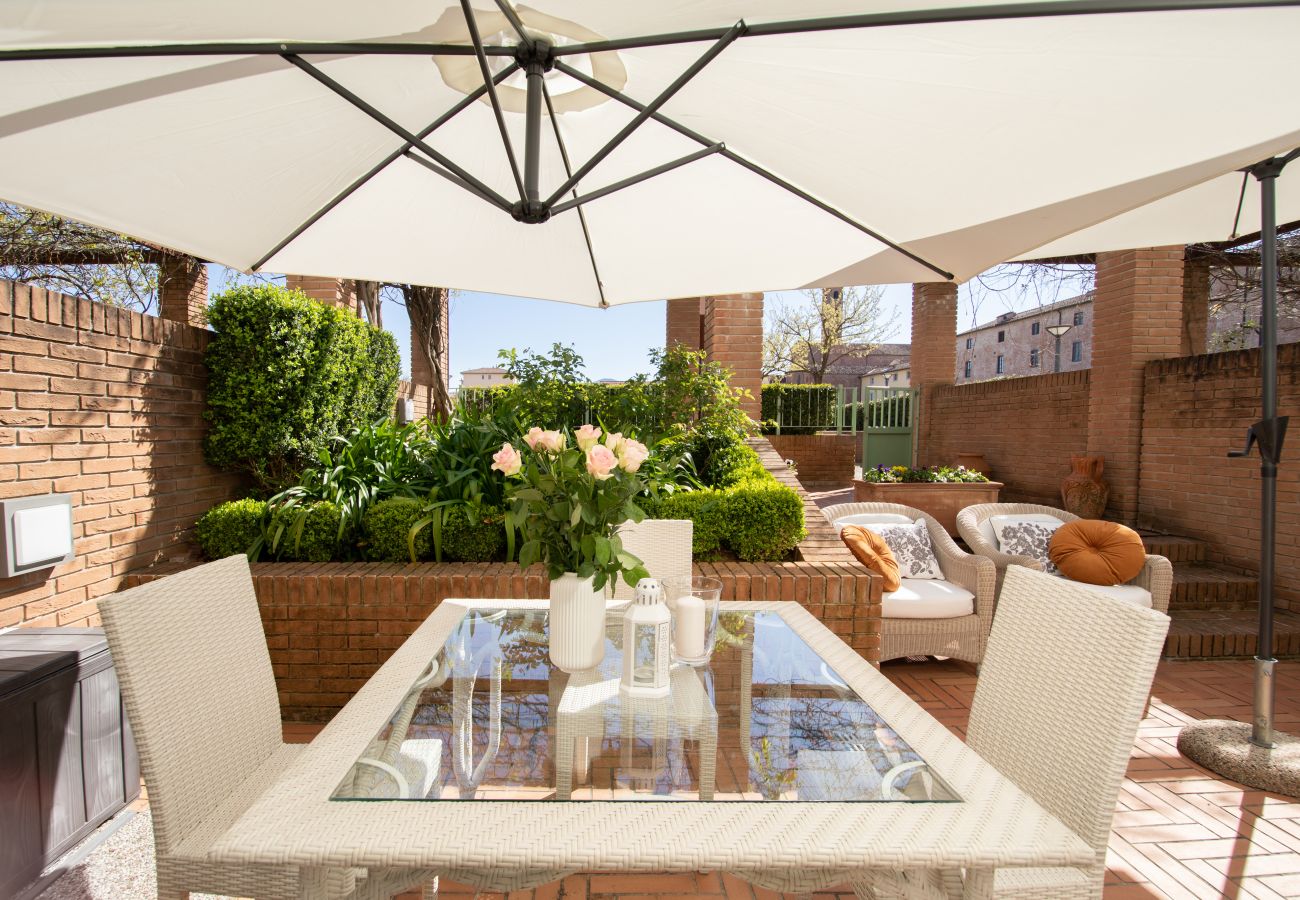 Ferienwohnung in Lucca - Garden Terrace Luxury Flat in Center Town